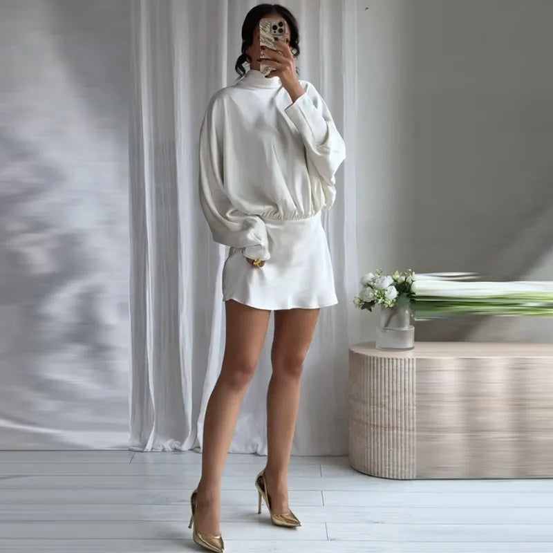 Élégante mini-robe satinée à lacets – Col plissé mi-haut et manches longues