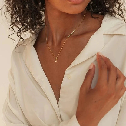 Collar con inicial chapado en oro de 18K