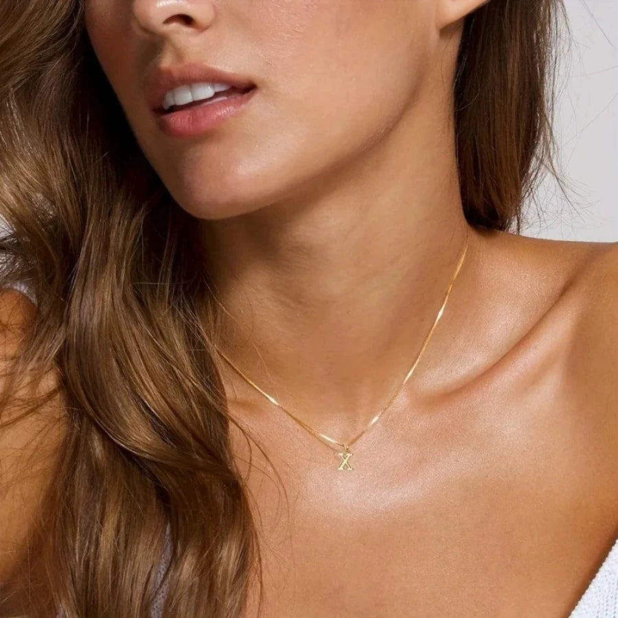 Collar con inicial chapado en oro de 18K