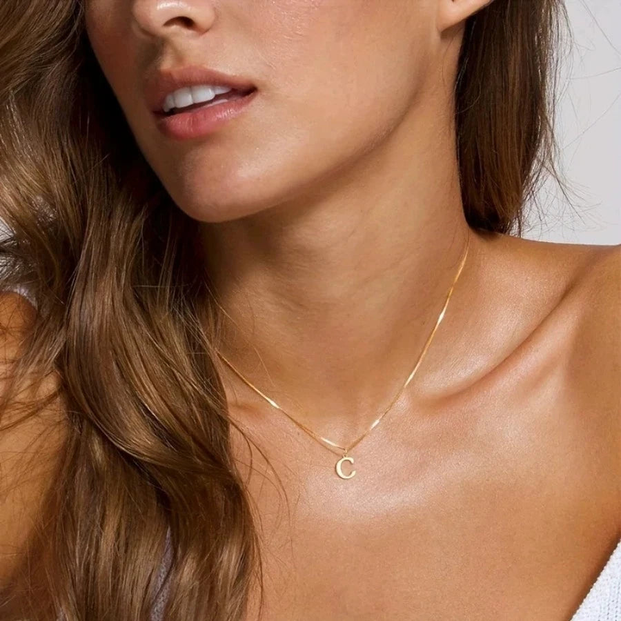 Collar con inicial chapado en oro de 18K