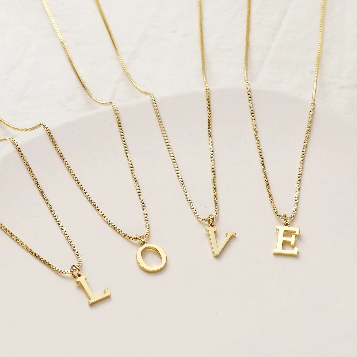 Collar con inicial chapado en oro de 18K