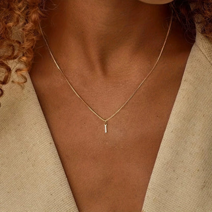 Collar con inicial chapado en oro de 18K