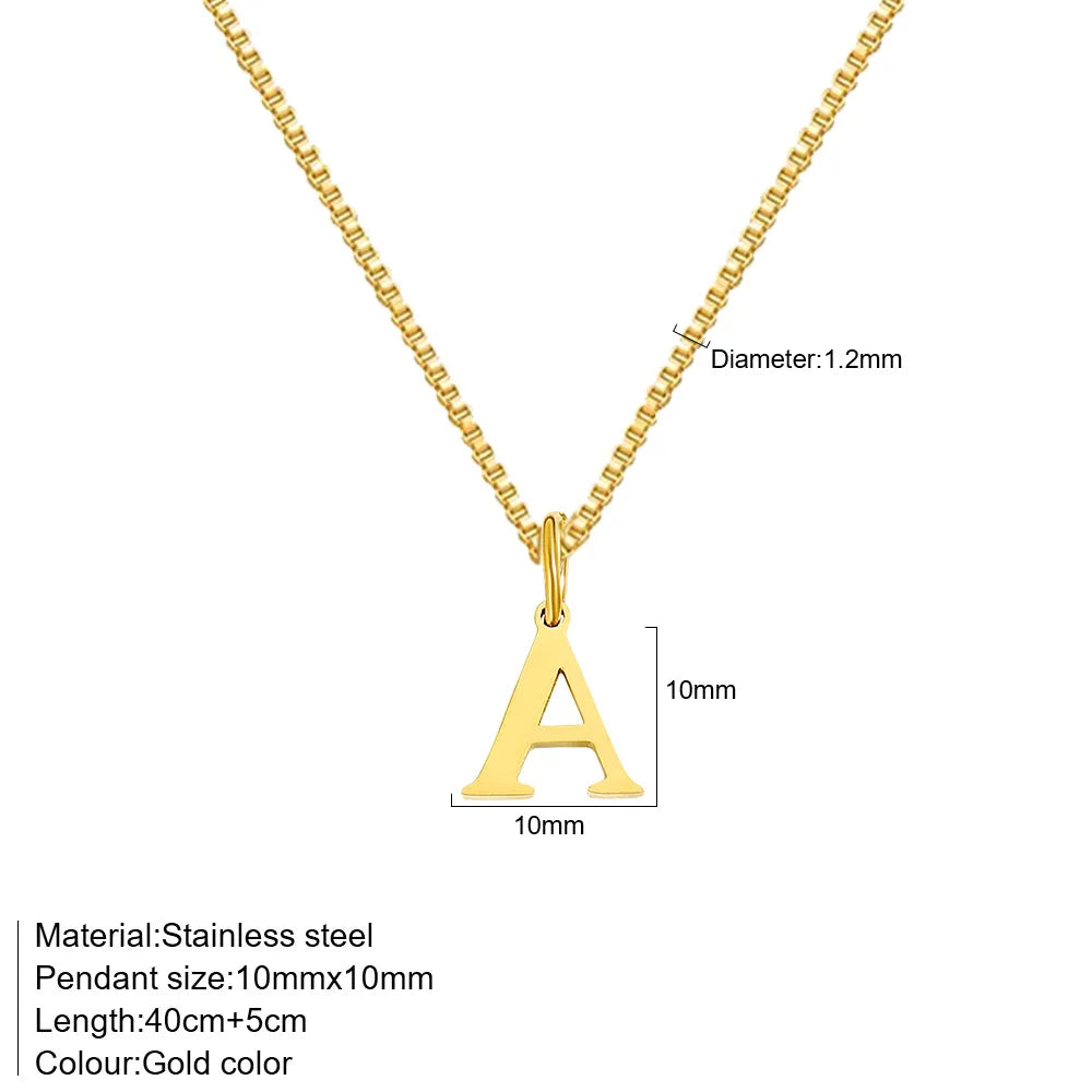 Collar con inicial chapado en oro de 18K
