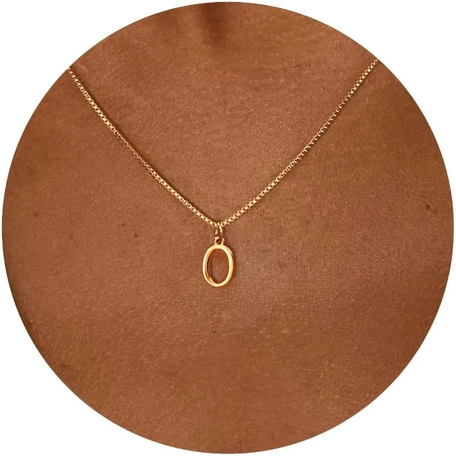 Collar con inicial chapado en oro de 18K