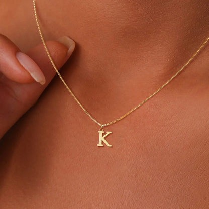 Collar con inicial chapado en oro de 18K