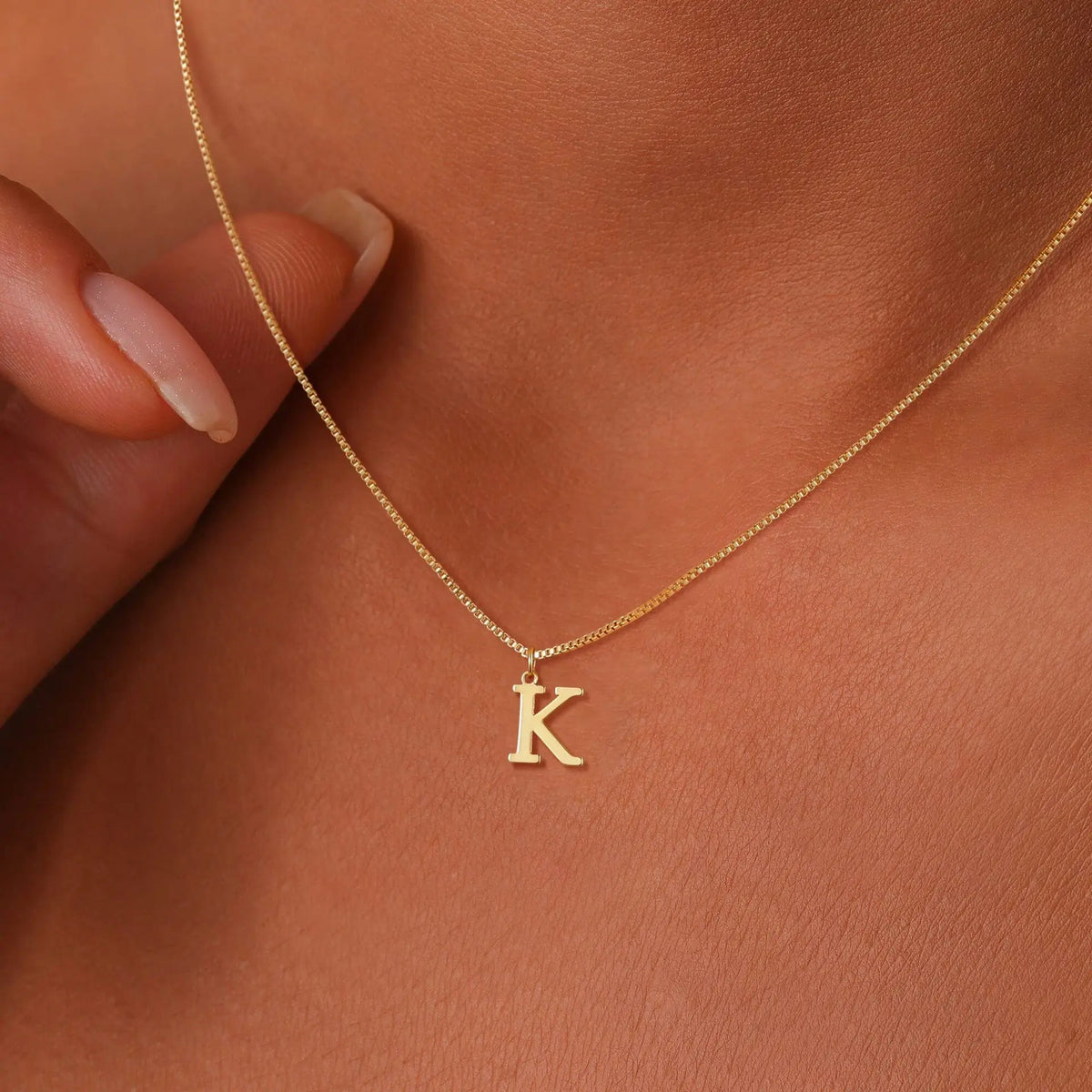 Collar con inicial chapado en oro de 18K
