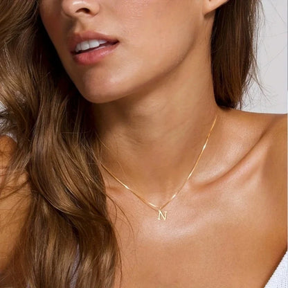 Collar con inicial chapado en oro de 18K