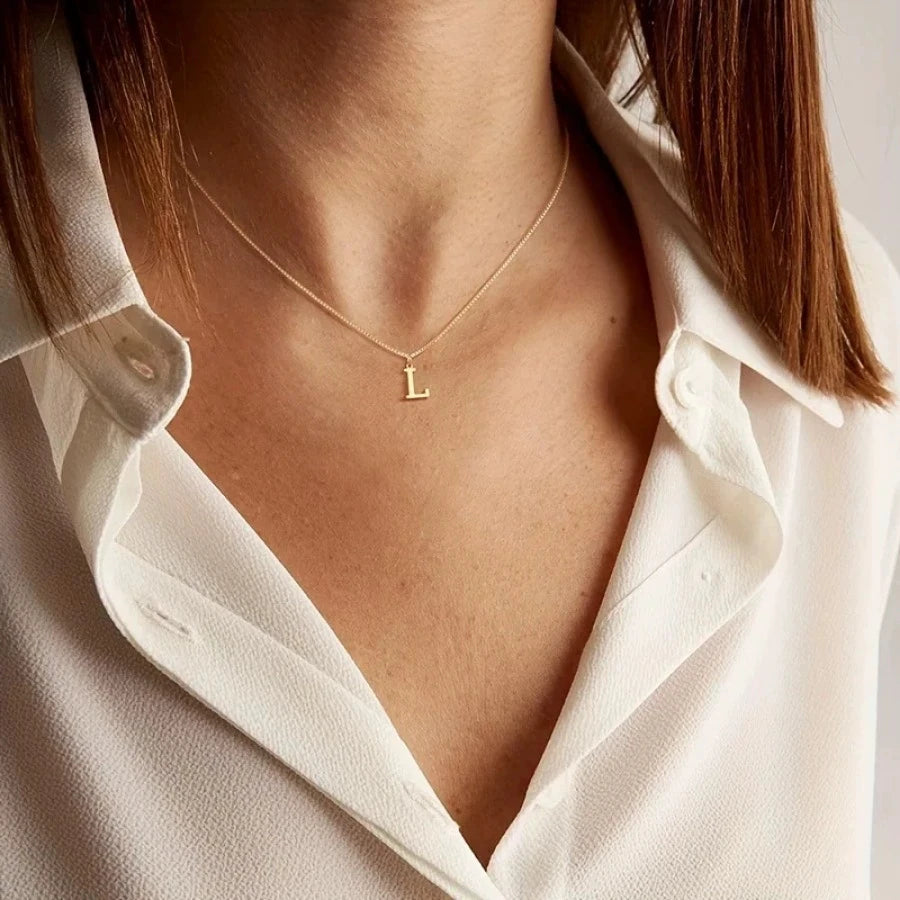 Collar con inicial chapado en oro de 18K